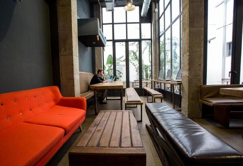 Black Swan Hostel Sevilla