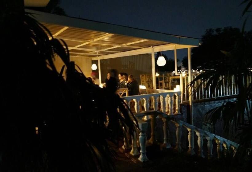 تختخواب و صبحانه Bromelia Guesthouse