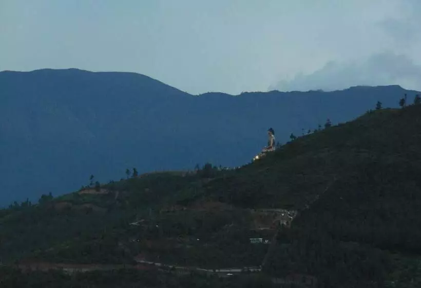 هتل Khamsum Inn