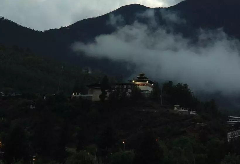 هتل Khamsum Inn