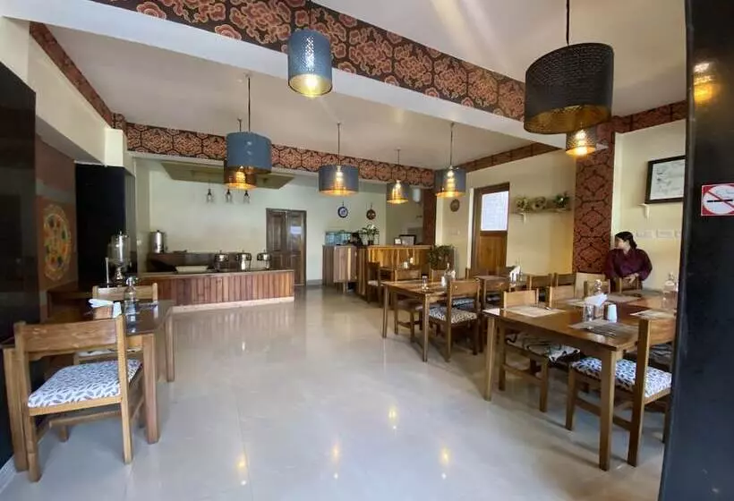 هتل Khamsum Inn