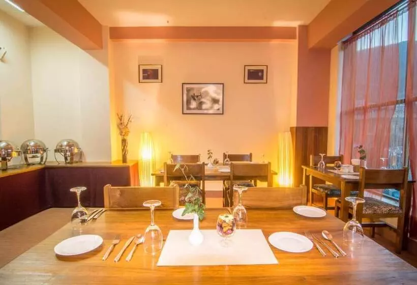 هتل Khamsum Inn