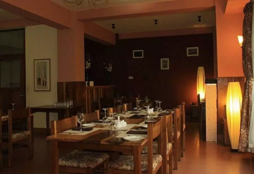 هتل Khamsum Inn