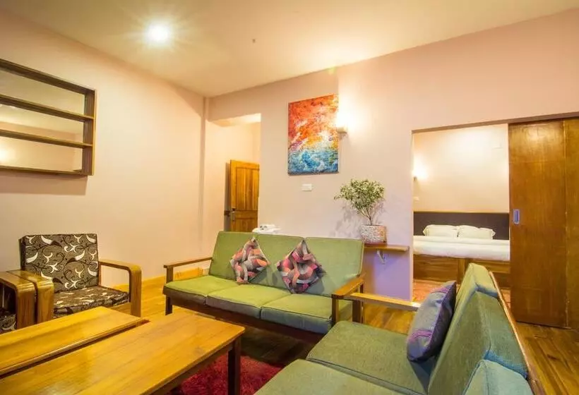 هتل Khamsum Inn