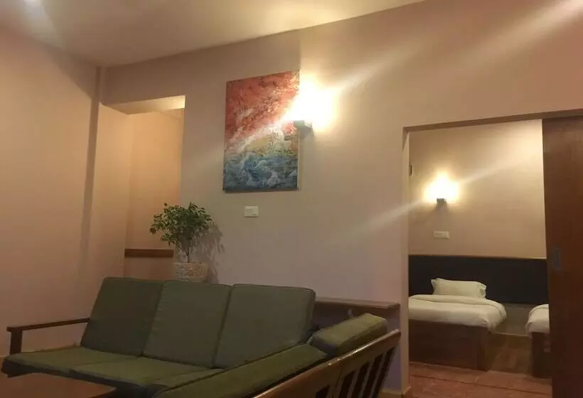 هتل Khamsum Inn