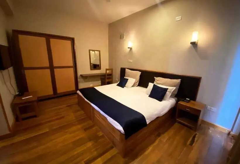 هتل Khamsum Inn
