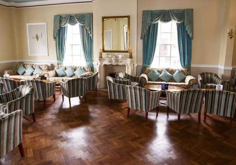 Shaw Hill Hotel Golf And Country Club