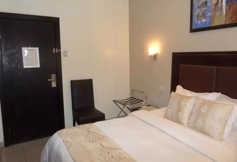 ホテル Triedent Suites