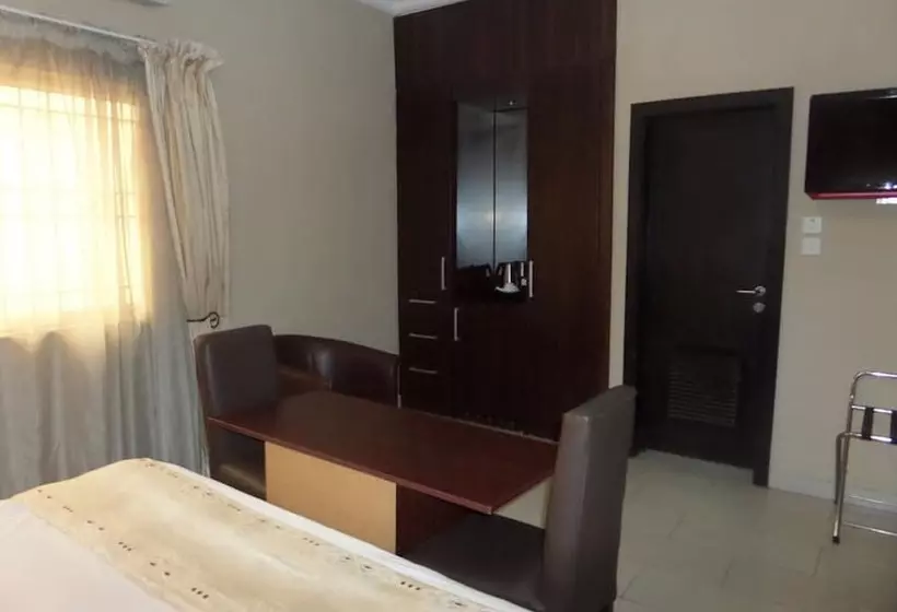 ホテル Triedent Suites