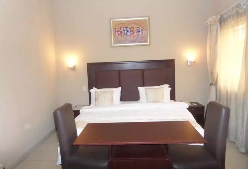 ホテル Triedent Suites