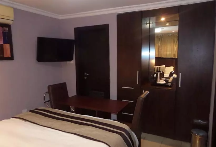 ホテル Triedent Suites