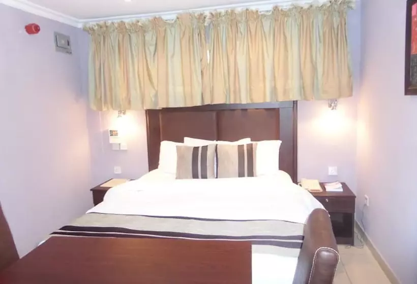 ホテル Triedent Suites