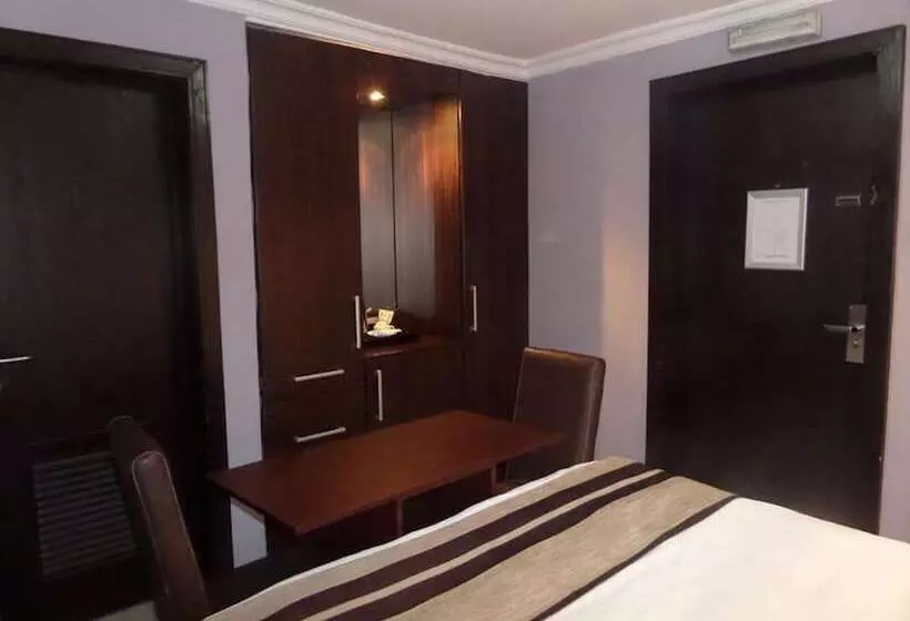 ホテル Triedent Suites