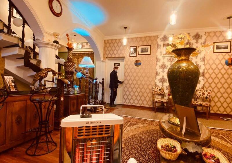 Hotel Heritage Rose Inn