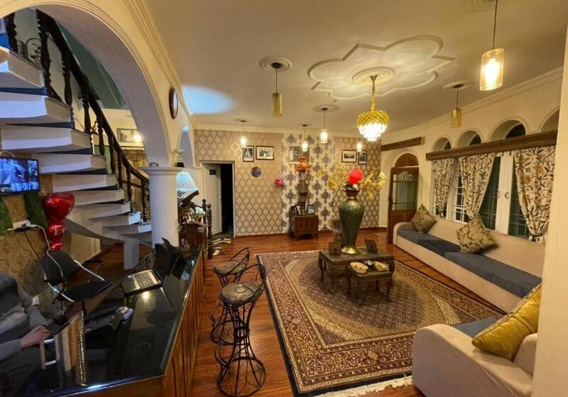 Hotel Heritage Rose Inn