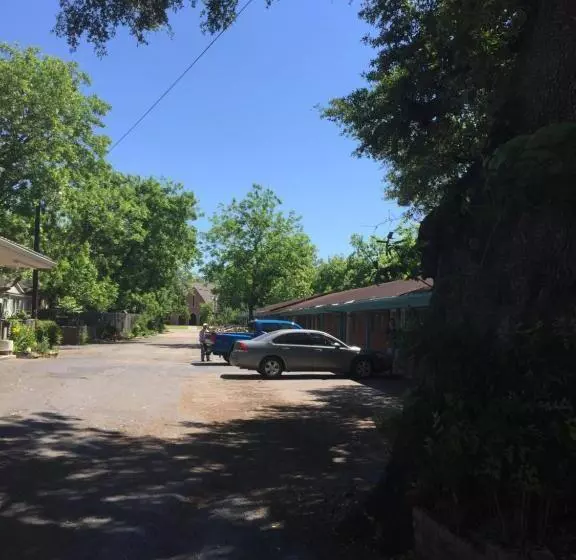 The Oak Motel