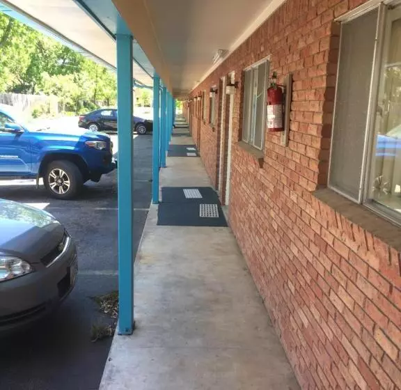The Oak Motel