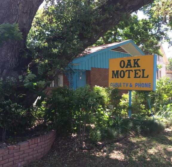 The Oak Motel