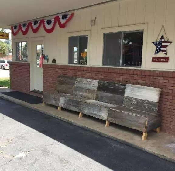 The Oak Motel