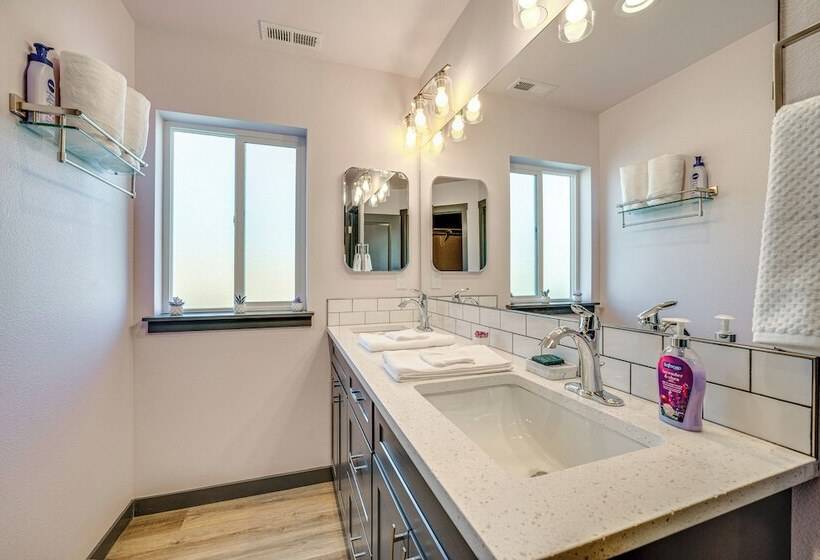 Charming Home ~ Half Mi To Potholes State Park