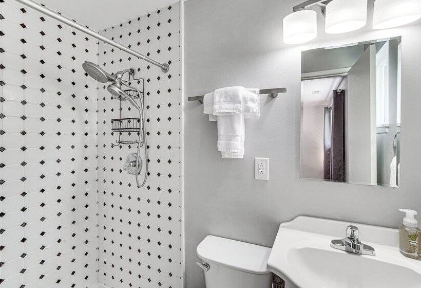 Moses Lake Retreat W/ Stunning Outdoor Oasis!