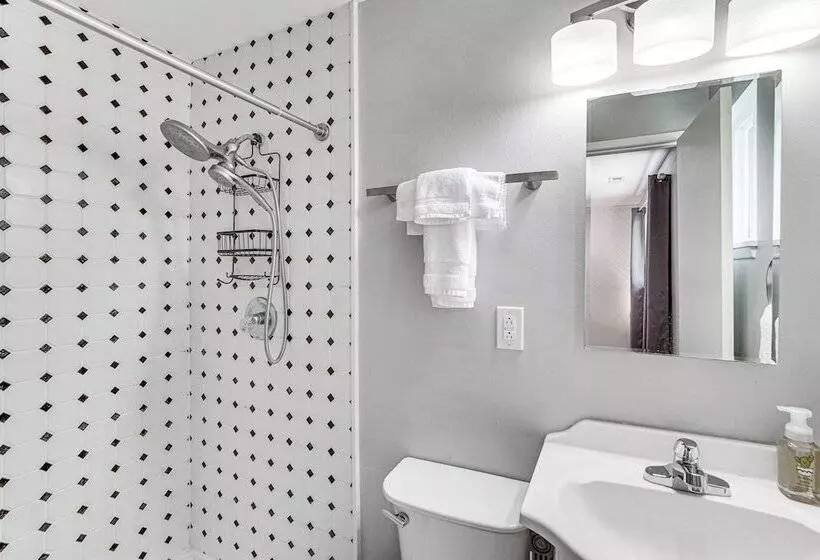 Moses Lake Retreat W/ Stunning Outdoor Oasis!