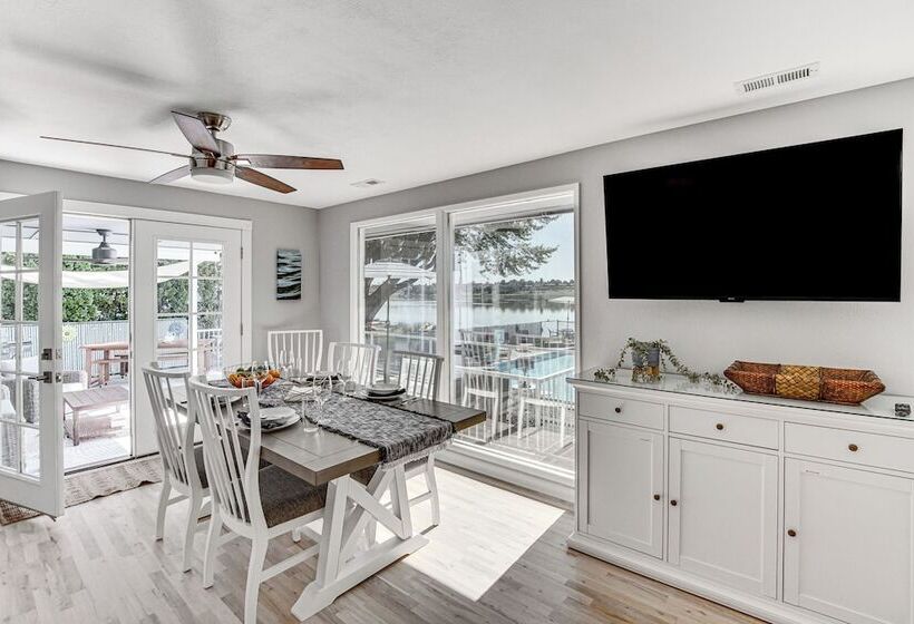 Moses Lake Retreat W/ Stunning Outdoor Oasis!