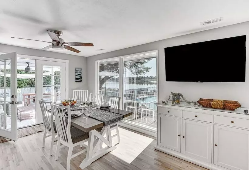 Moses Lake Retreat W/ Stunning Outdoor Oasis!