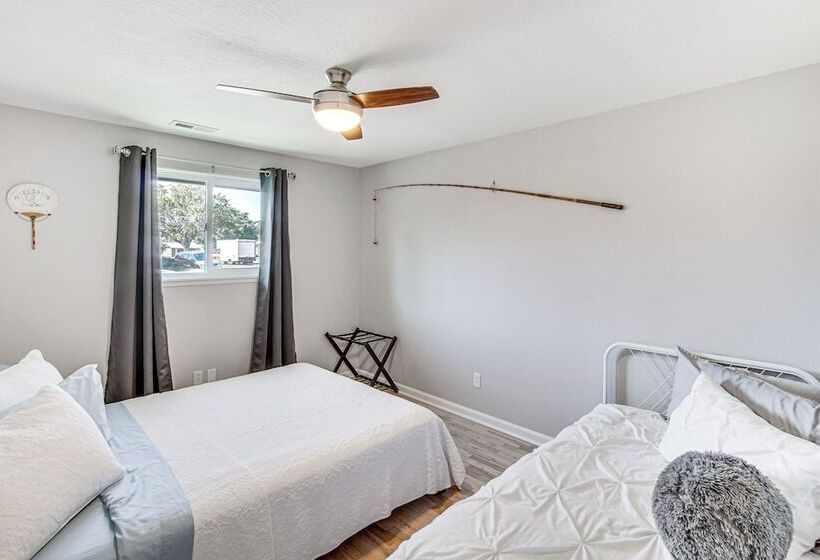 Moses Lake Retreat W/ Stunning Outdoor Oasis!