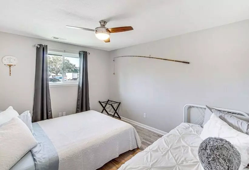 Moses Lake Retreat W/ Stunning Outdoor Oasis!