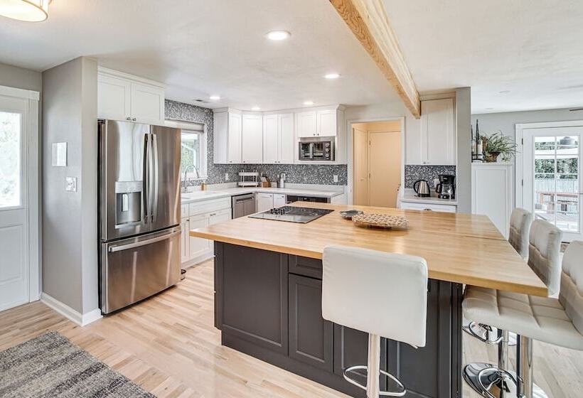 Moses Lake Retreat W/ Stunning Outdoor Oasis!