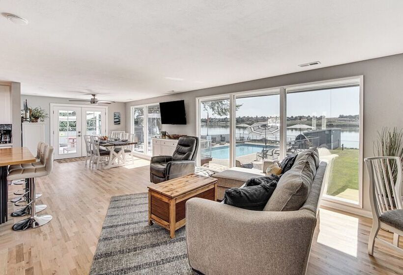 Moses Lake Retreat W/ Stunning Outdoor Oasis!