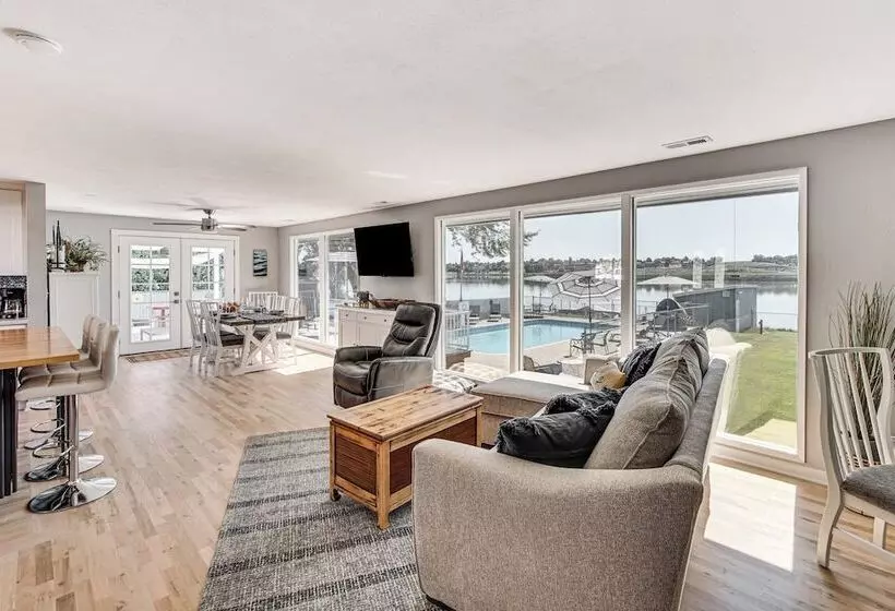 Moses Lake Retreat W/ Stunning Outdoor Oasis!