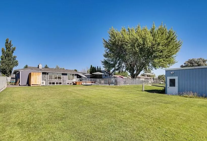 Moses Lake Retreat W/ Stunning Outdoor Oasis!