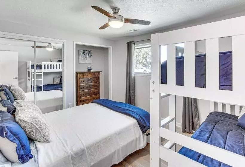 Moses Lake Retreat W/ Stunning Outdoor Oasis!