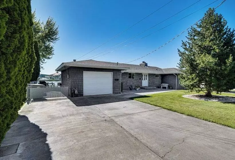 Moses Lake Retreat W/ Stunning Outdoor Oasis!