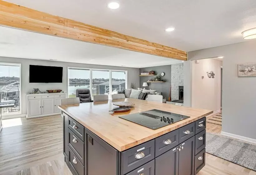 Moses Lake Retreat W/ Stunning Outdoor Oasis!