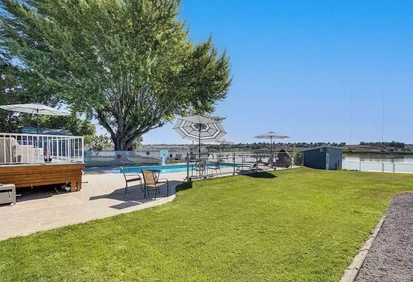 Moses Lake Retreat W/ Stunning Outdoor Oasis!