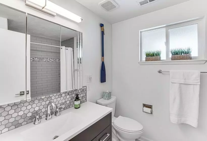 Moses Lake Retreat W/ Stunning Outdoor Oasis!