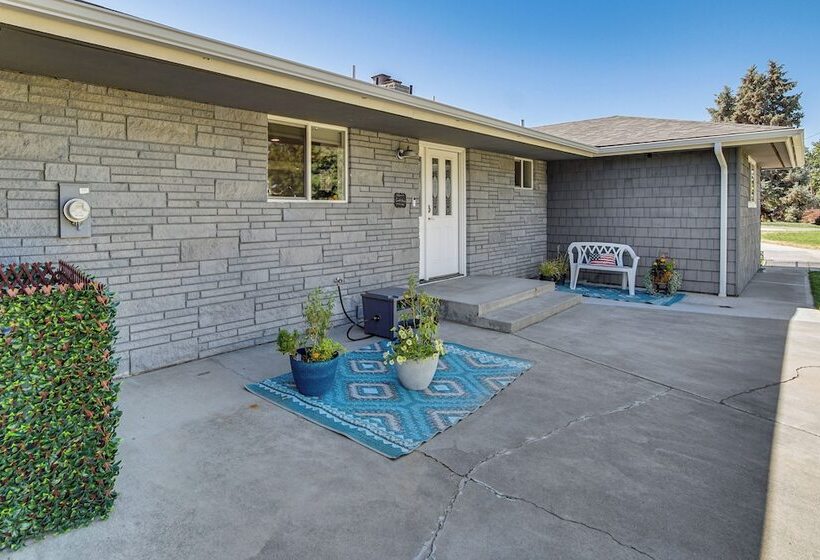Moses Lake Retreat W/ Stunning Outdoor Oasis!