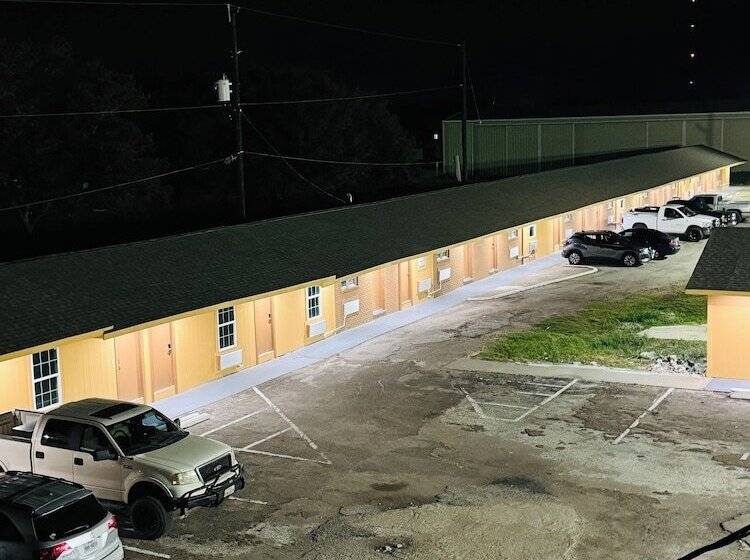 Мотель Express Inn & Suites