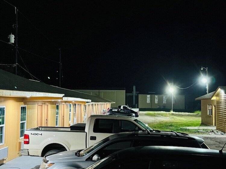 Мотель Express Inn & Suites