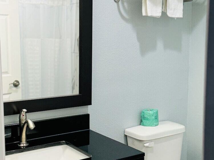 Мотель Express Inn & Suites