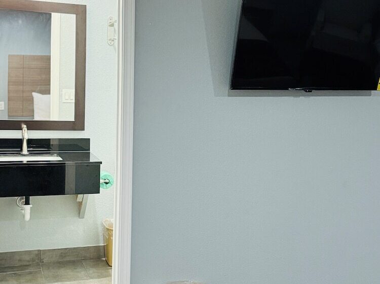 Мотель Express Inn & Suites