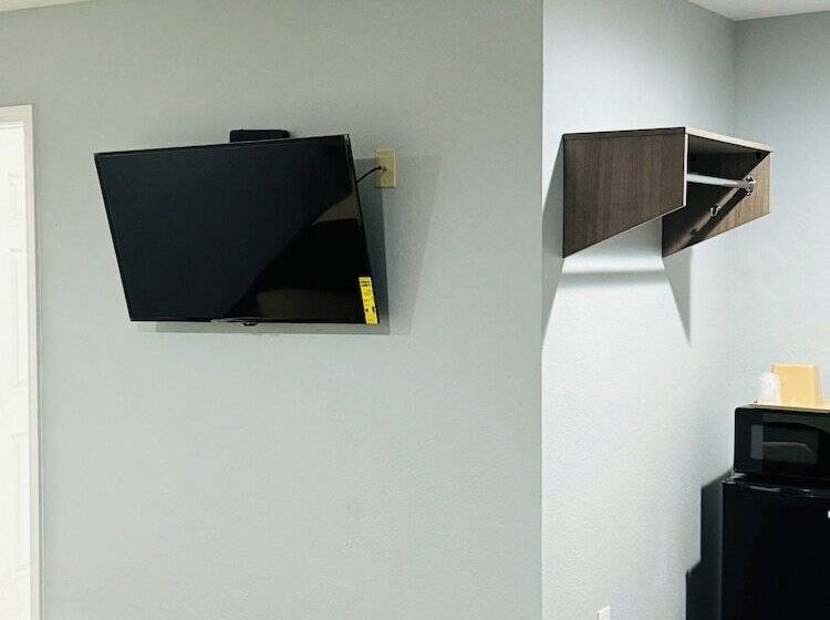 Мотель Express Inn & Suites