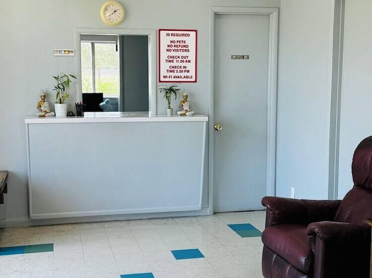 Мотель Express Inn & Suites