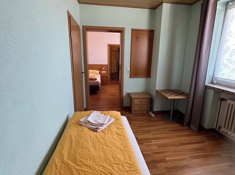 ペンション Gasthaus & Metzgerei Besenhardt