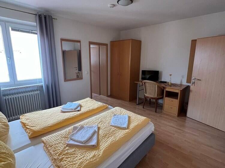 ペンション Gasthaus & Metzgerei Besenhardt