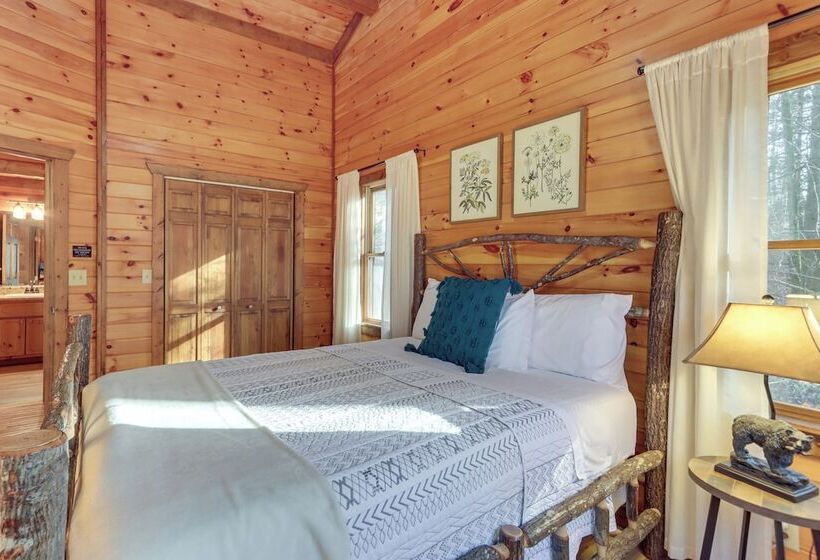 Secluded Cherry Log Cabin W/ Hot Tub + Swings!