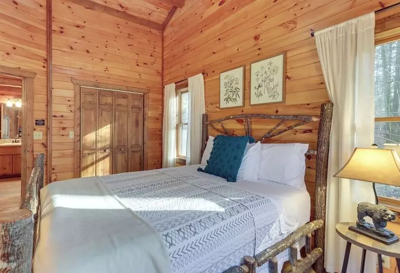 Secluded Cherry Log Cabin W/ Hot Tub + Swings!